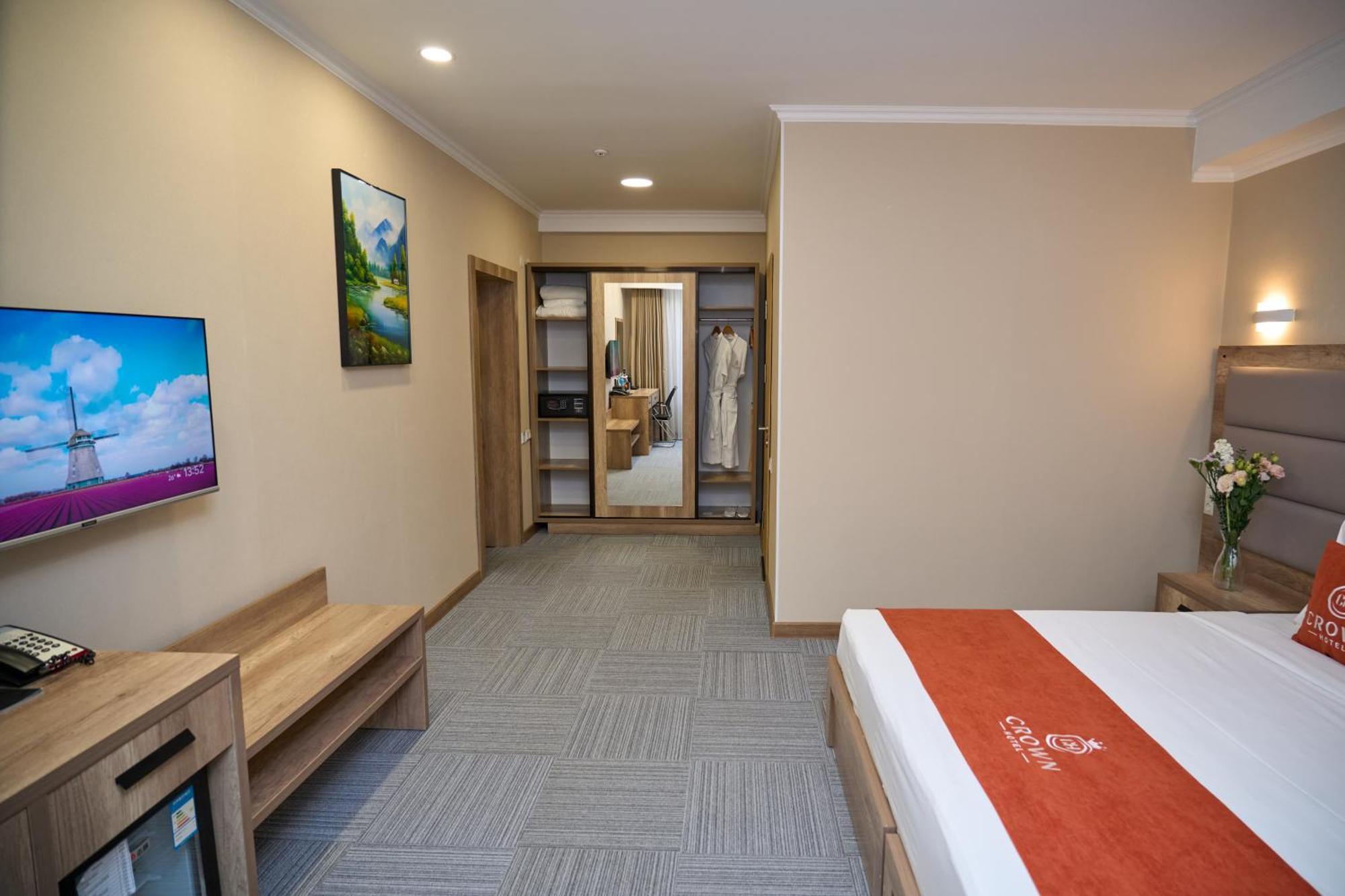Crown Hotel Bisjkek Buitenkant foto