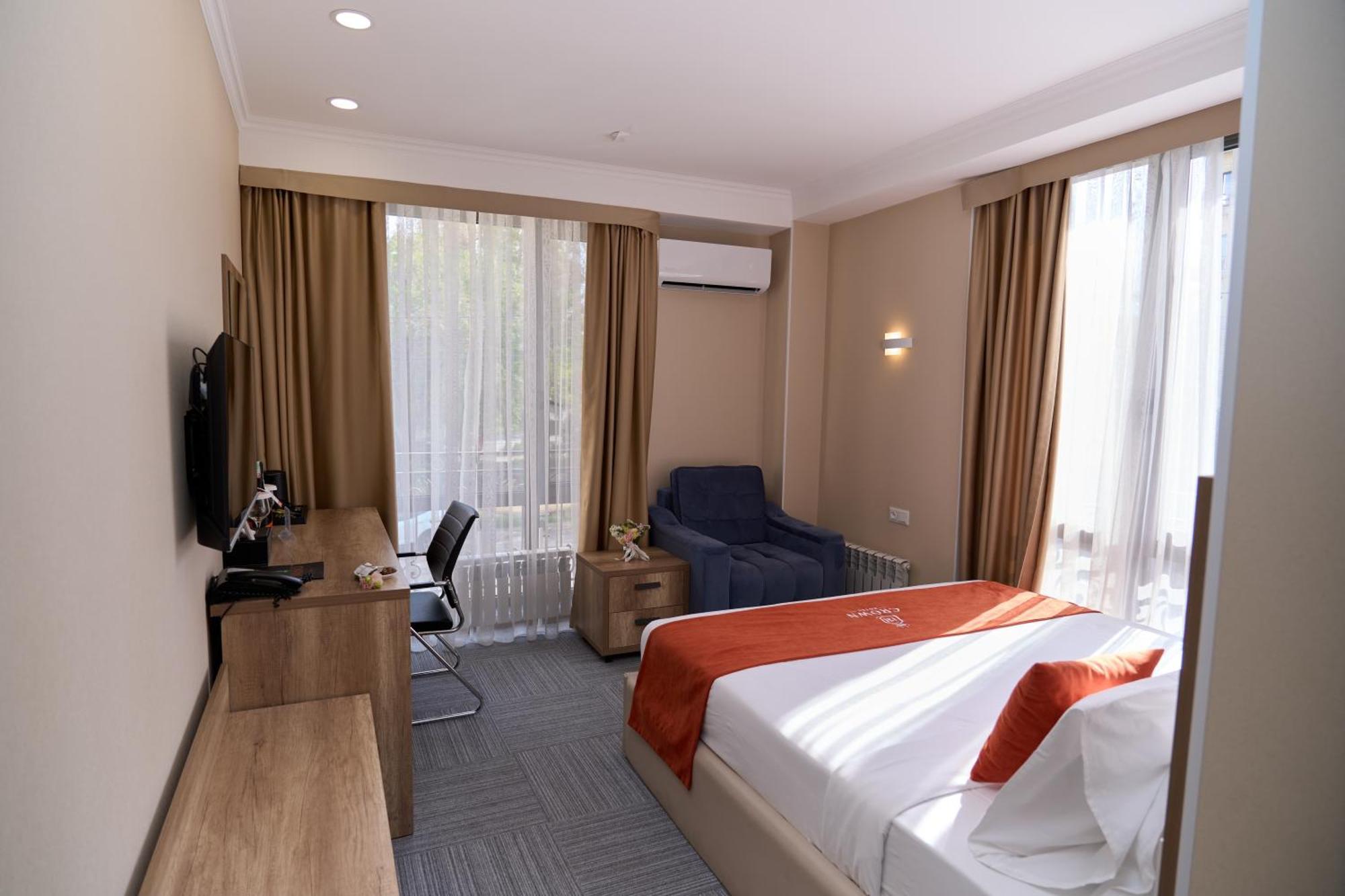 Crown Hotel Bisjkek Buitenkant foto