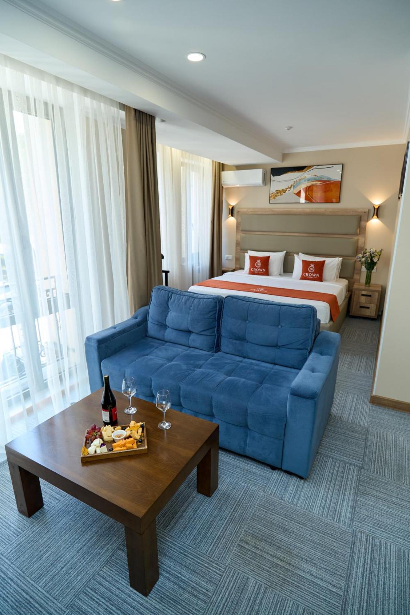 Crown Hotel Bisjkek Buitenkant foto