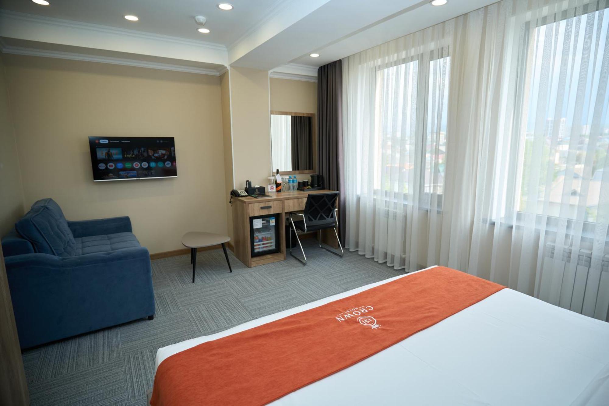 Crown Hotel Bisjkek Buitenkant foto