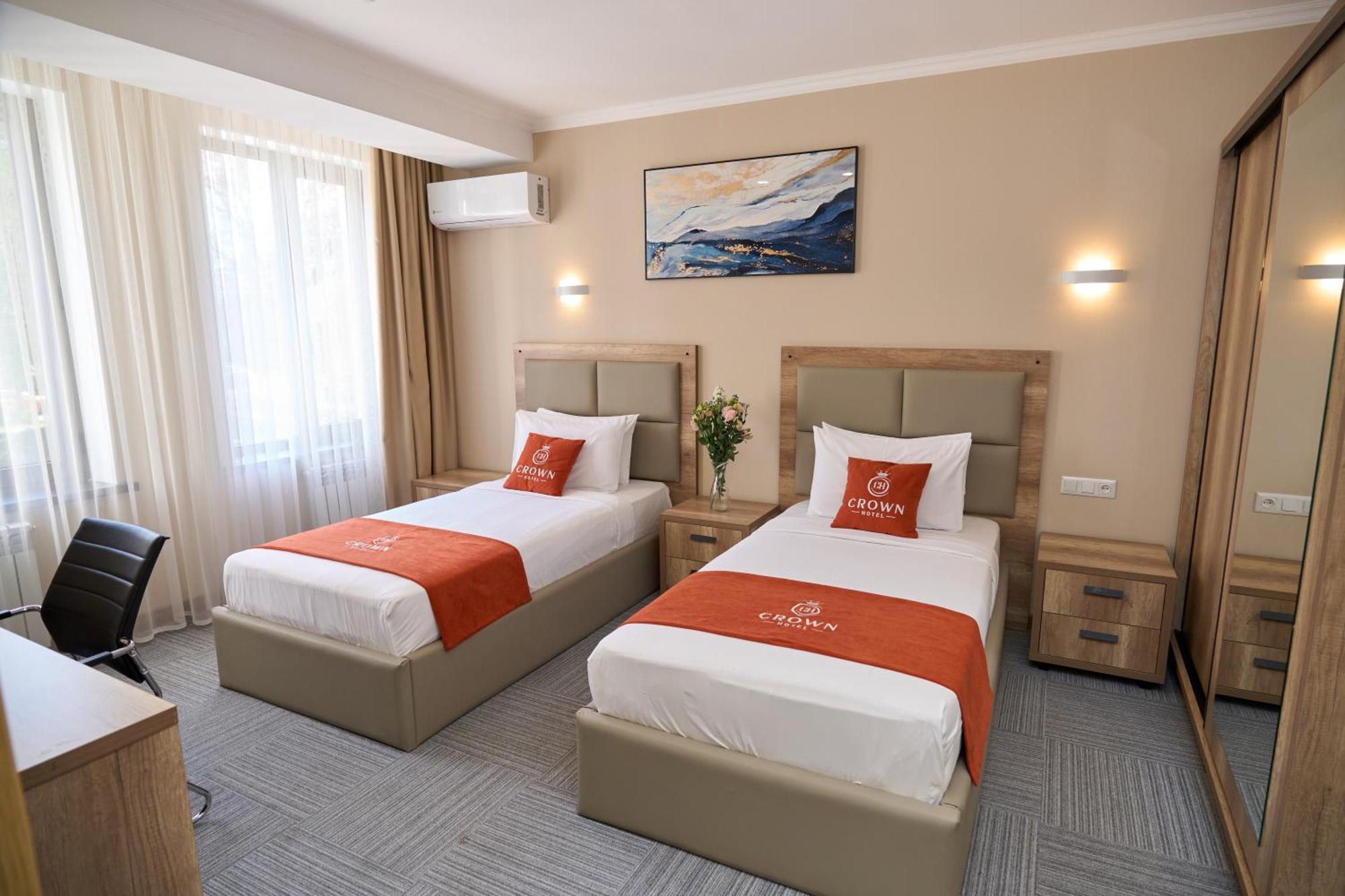 Crown Hotel Bisjkek Buitenkant foto
