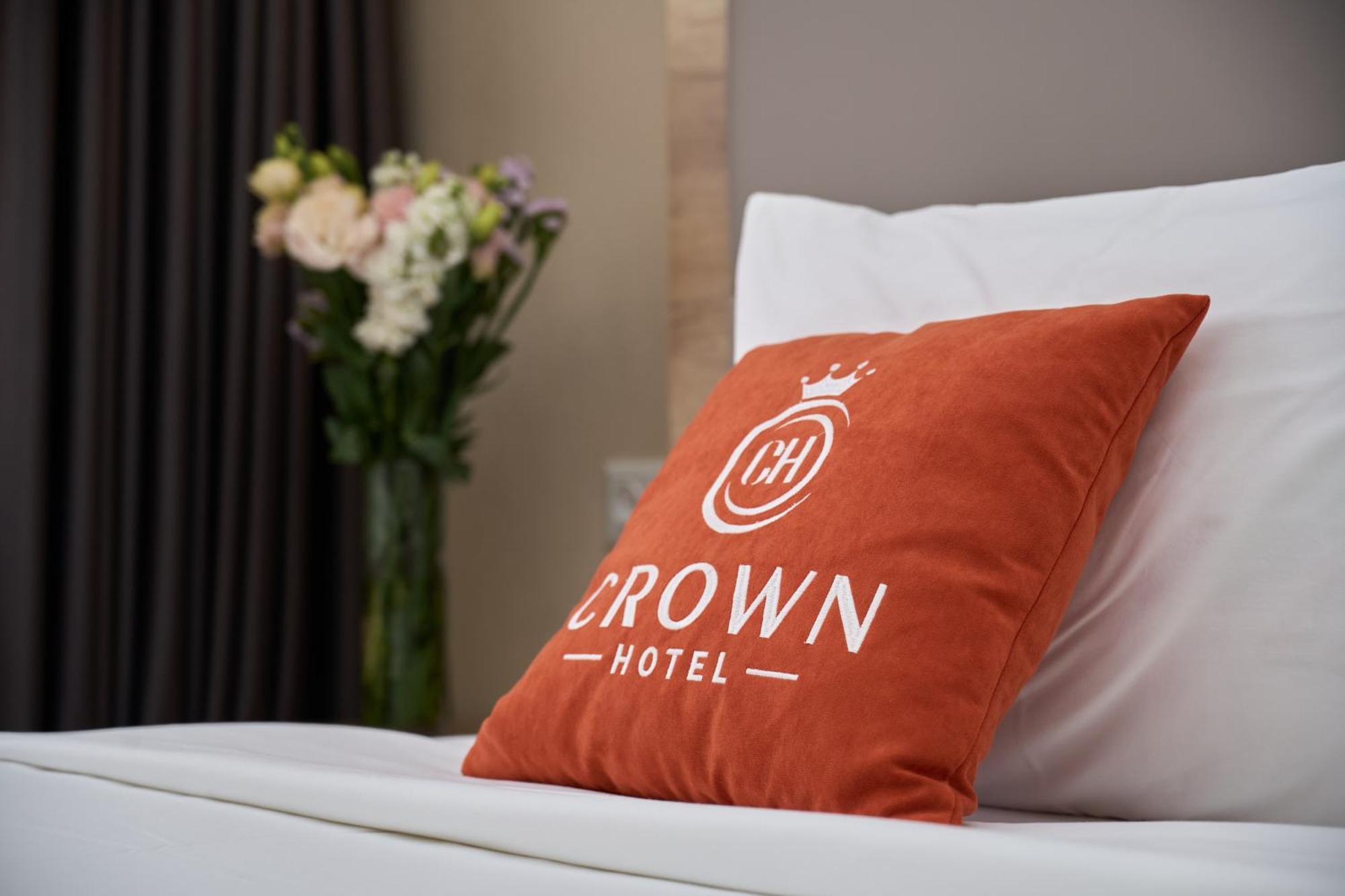 Crown Hotel Bisjkek Buitenkant foto