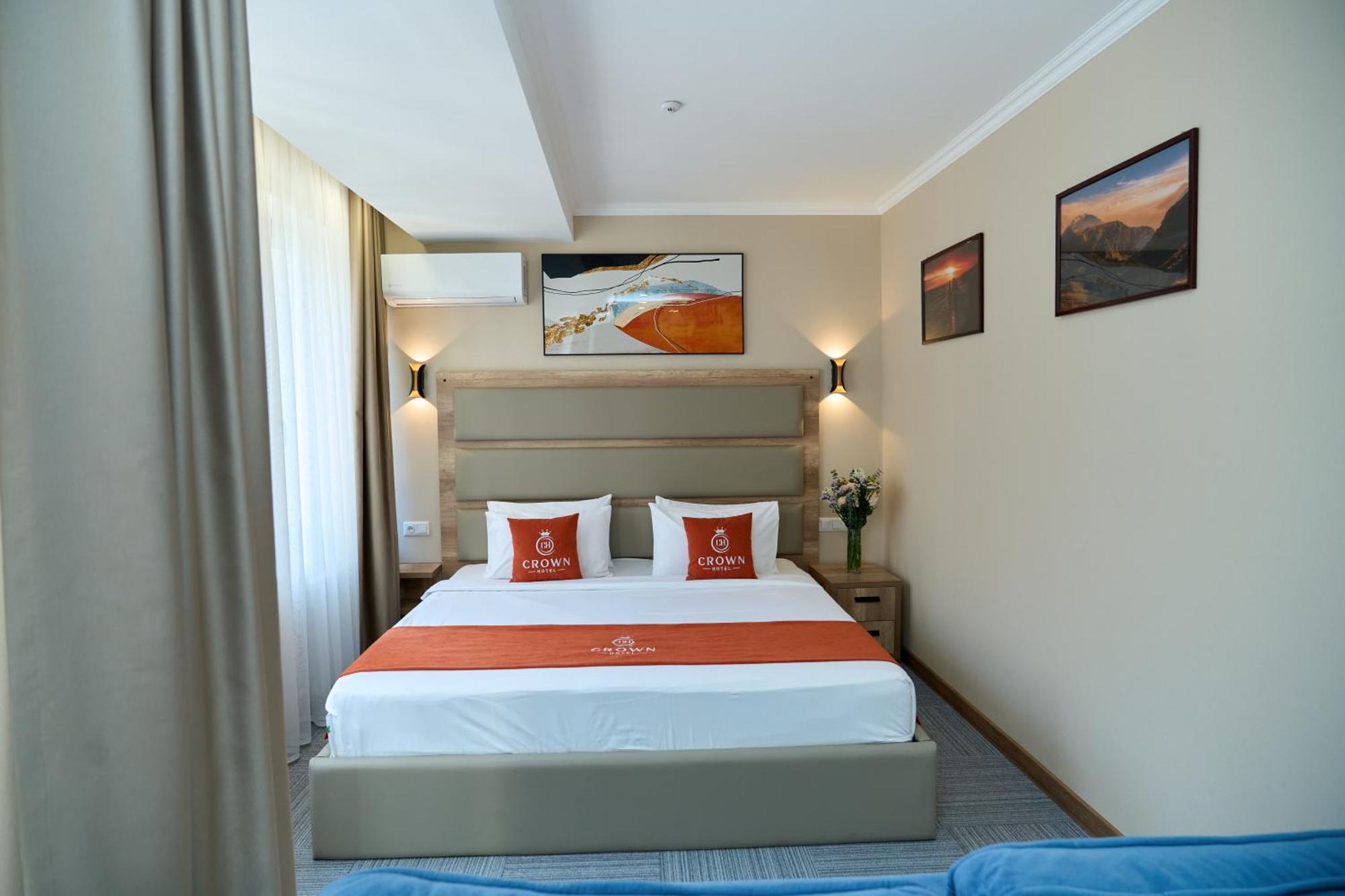Crown Hotel Bisjkek Buitenkant foto