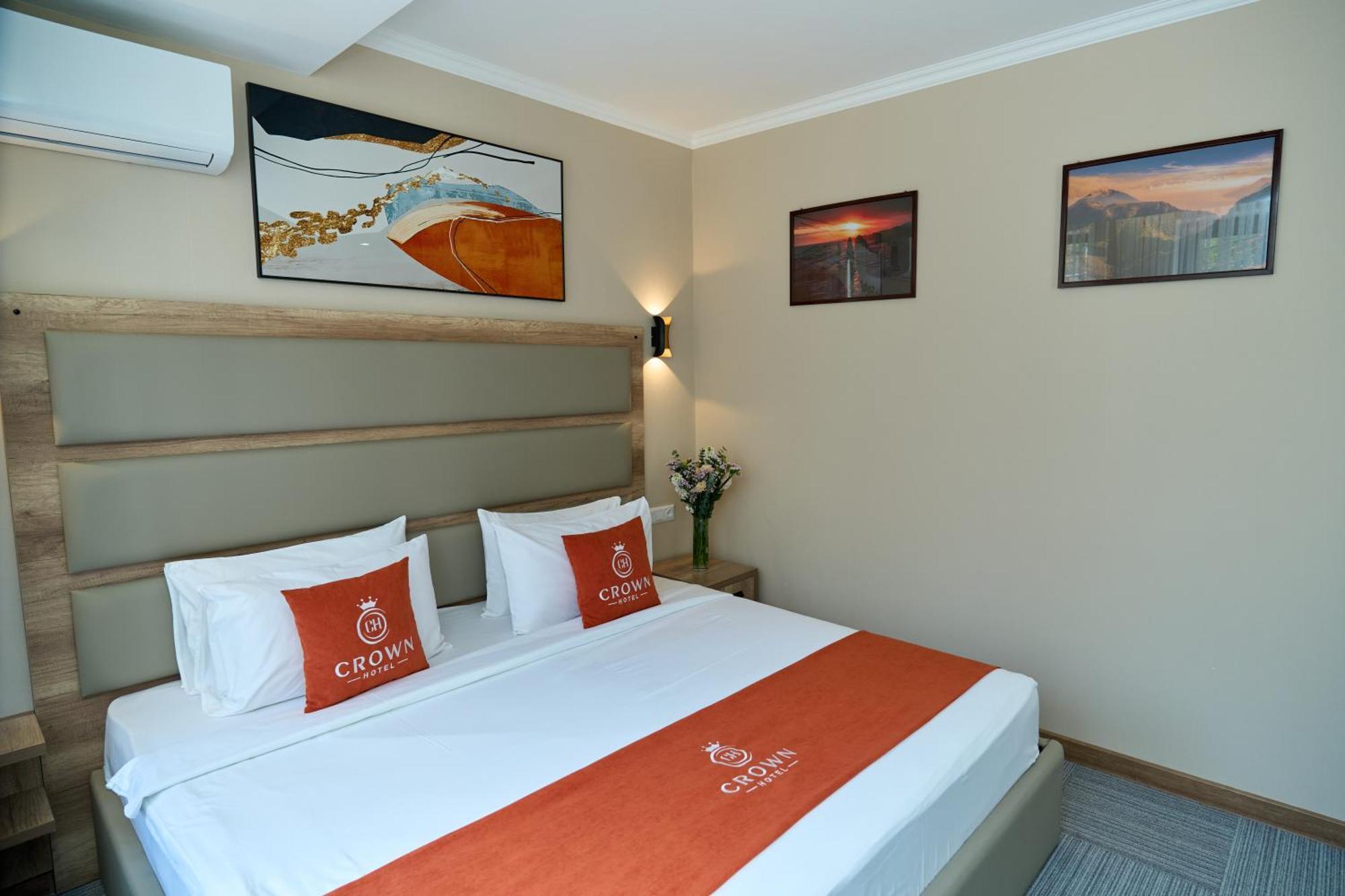 Crown Hotel Bisjkek Buitenkant foto