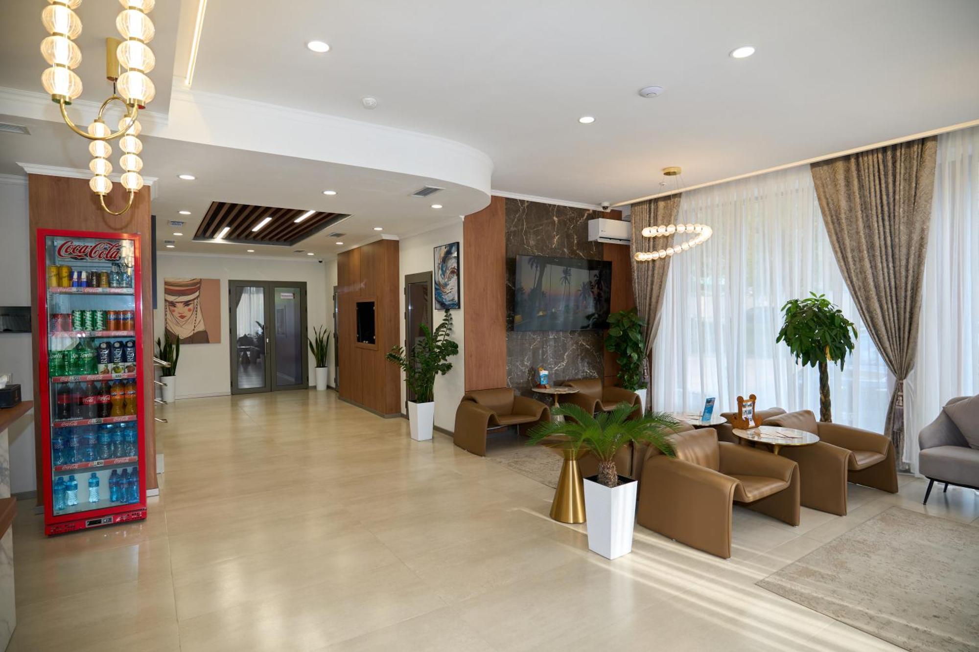 Crown Hotel Bisjkek Buitenkant foto