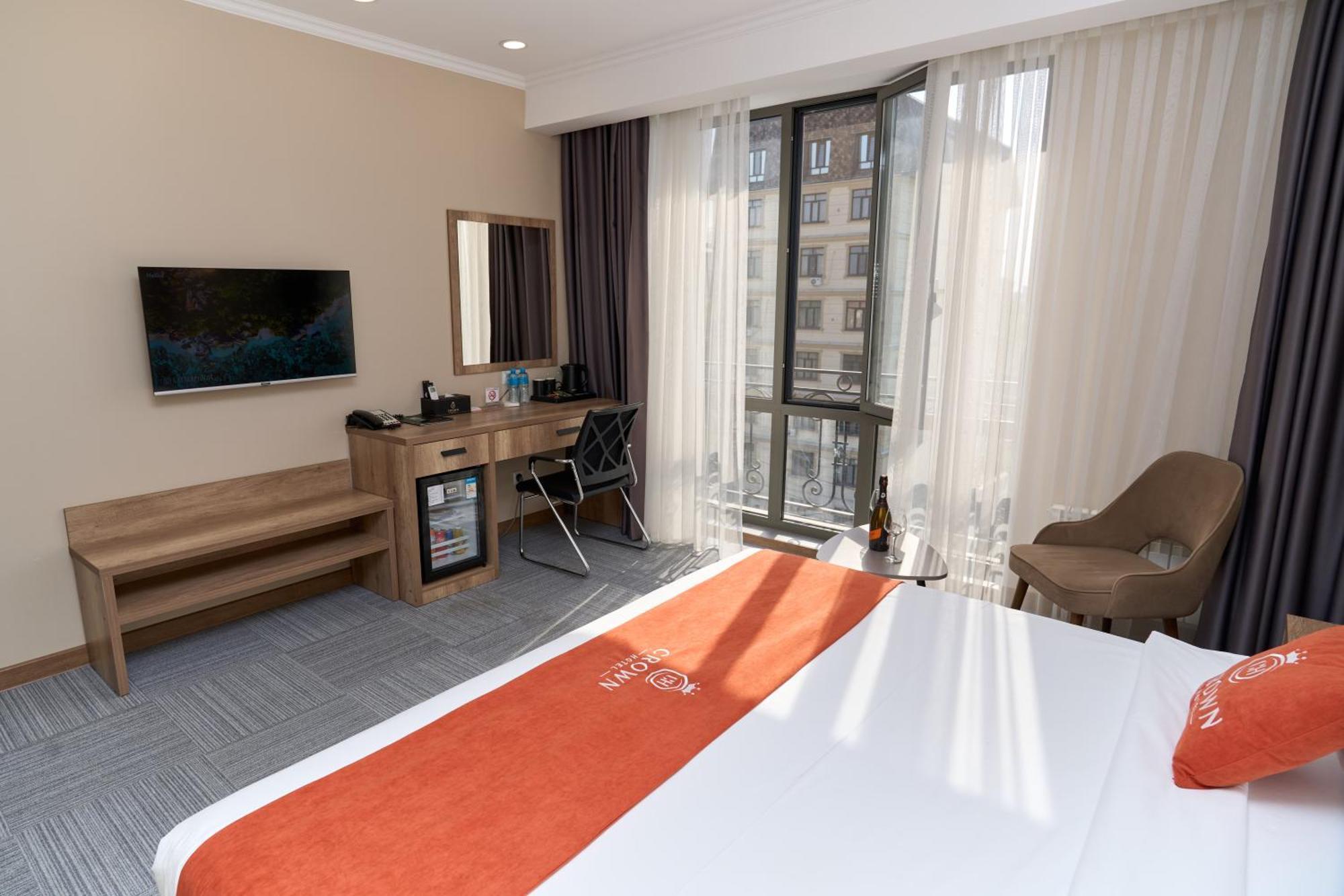 Crown Hotel Bisjkek Buitenkant foto