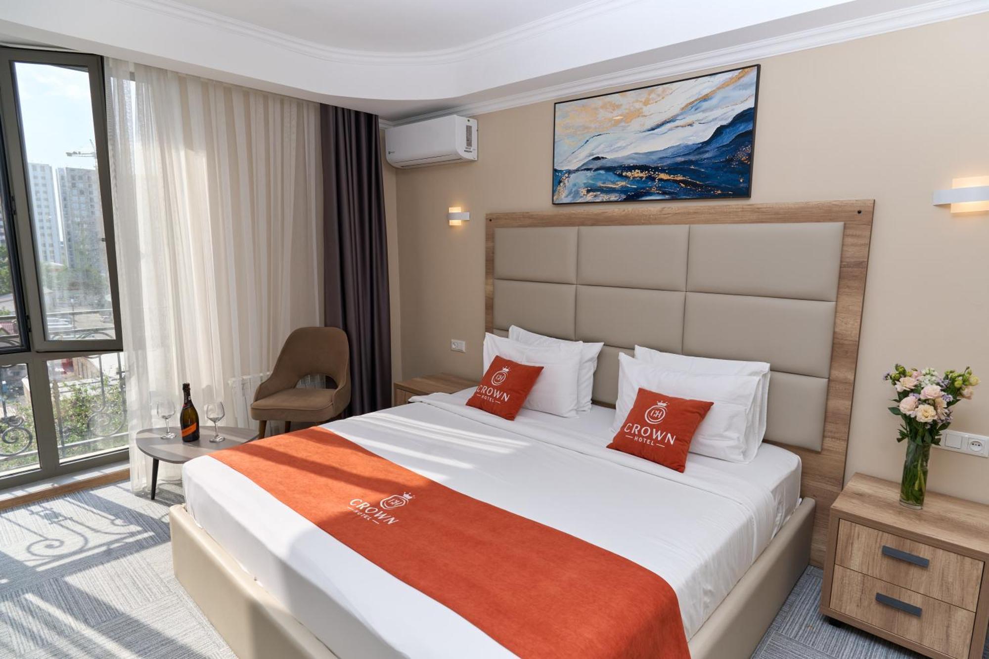 Crown Hotel Bisjkek Buitenkant foto